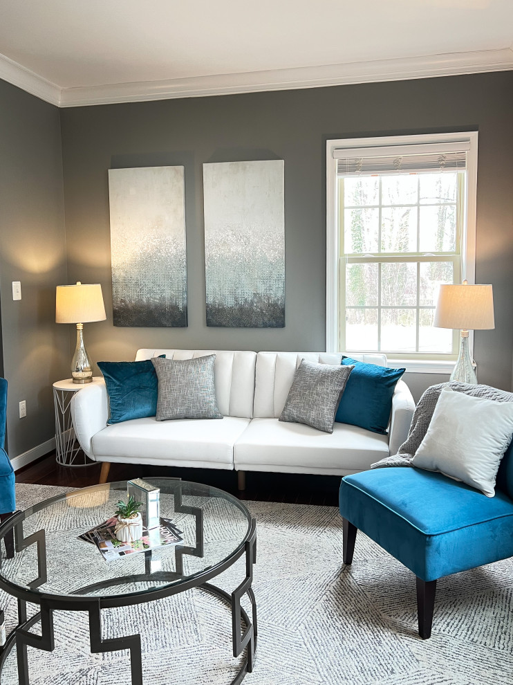 Modernes Wohnzimmer mit grauer Wandfarbe und braunem Holzboden in Baltimore