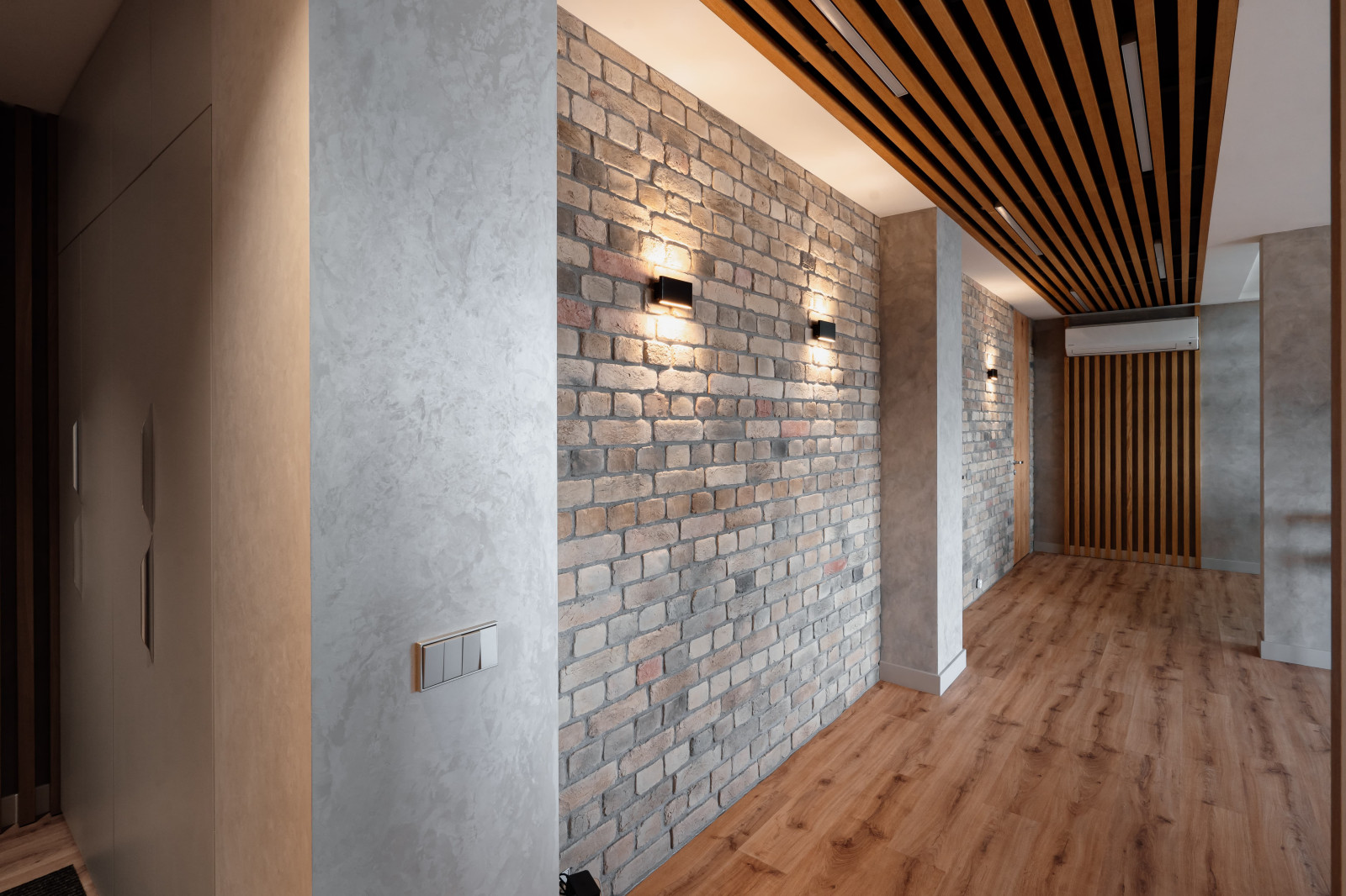 Авторская фактура декоративной штукатурки в квартире с террасой