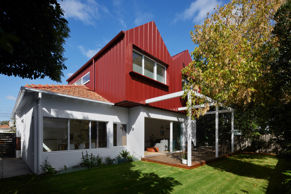 Inspiration för mellanstora minimalistiska röda hus, med två våningar och metallfasad