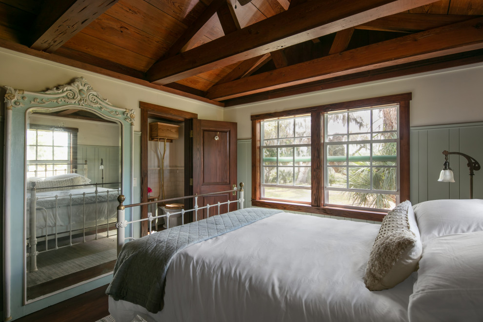 Стильный дизайн: хозяйская спальня среднего размера в стиле кантри с синими стенами, темным паркетным полом, балками на потолке и деревянными стенами без камина - последний тренд