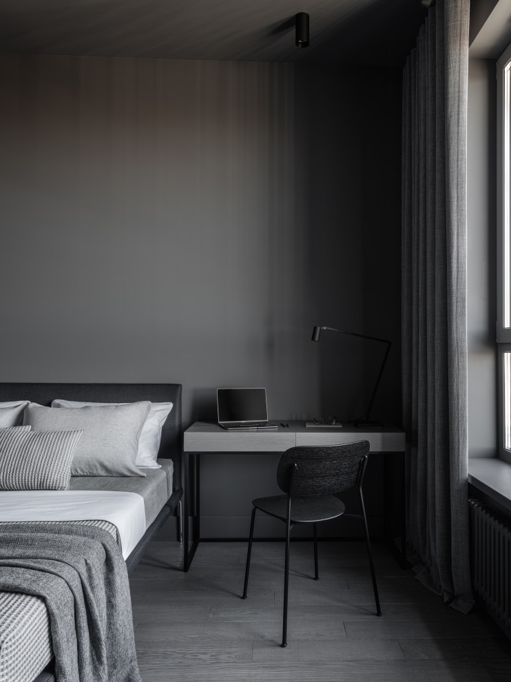 Источник вдохновения для домашнего уюта: хозяйская, серо-белая спальня среднего размера в стиле лофт с серыми стенами, паркетным полом среднего тона, серым полом и рабочим местом