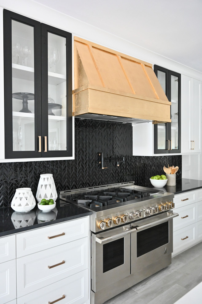 Inspiration för mellanstora moderna svart kök, med en rustik diskho, luckor med glaspanel, svarta skåp, bänkskiva i kvartsit, svart stänkskydd, stänkskydd i porslinskakel, rostfria vitvaror, klinkergolv i porslin, en köksö och grått golv