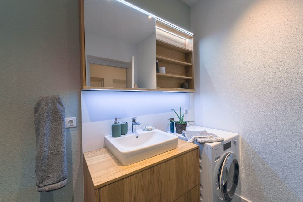 Esempio di una stanza da bagno con doccia contemporanea di medie dimensioni con piastrelle in ceramica, pareti verdi, top in legno, un lavabo e mobile bagno incassato