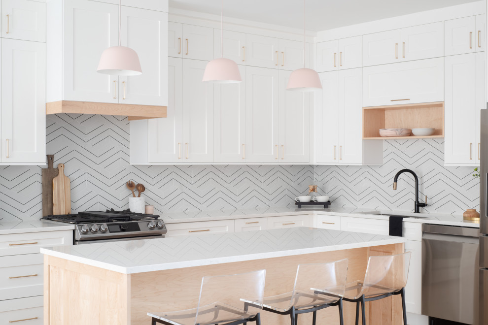 Transitional kitchen photo in Chicago