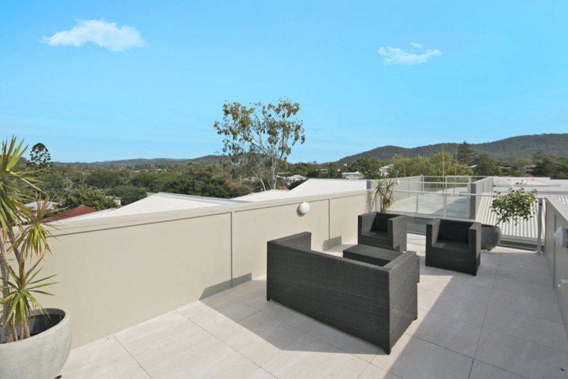 Design ideas for a contemporary rooftop deck in Brisbane.