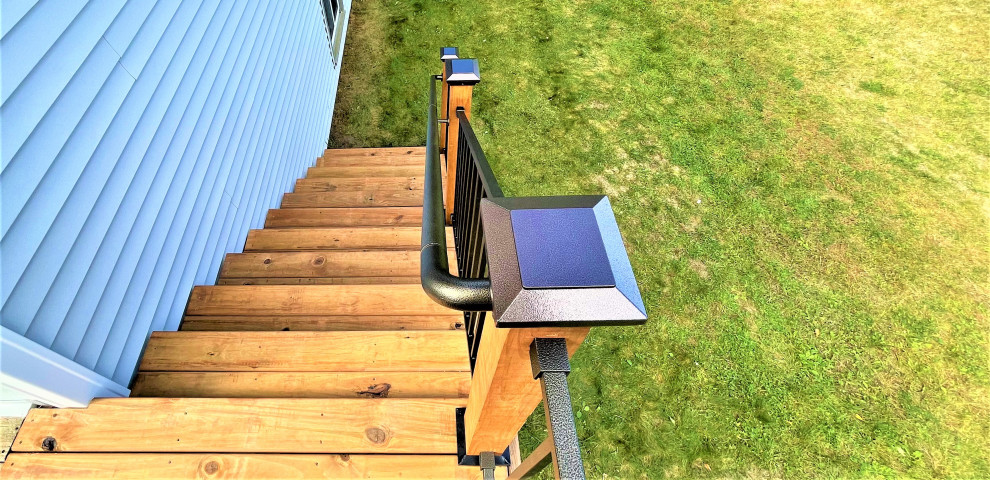 Imagen de terraza rural de tamaño medio sin cubierta en patio trasero con barandilla de metal