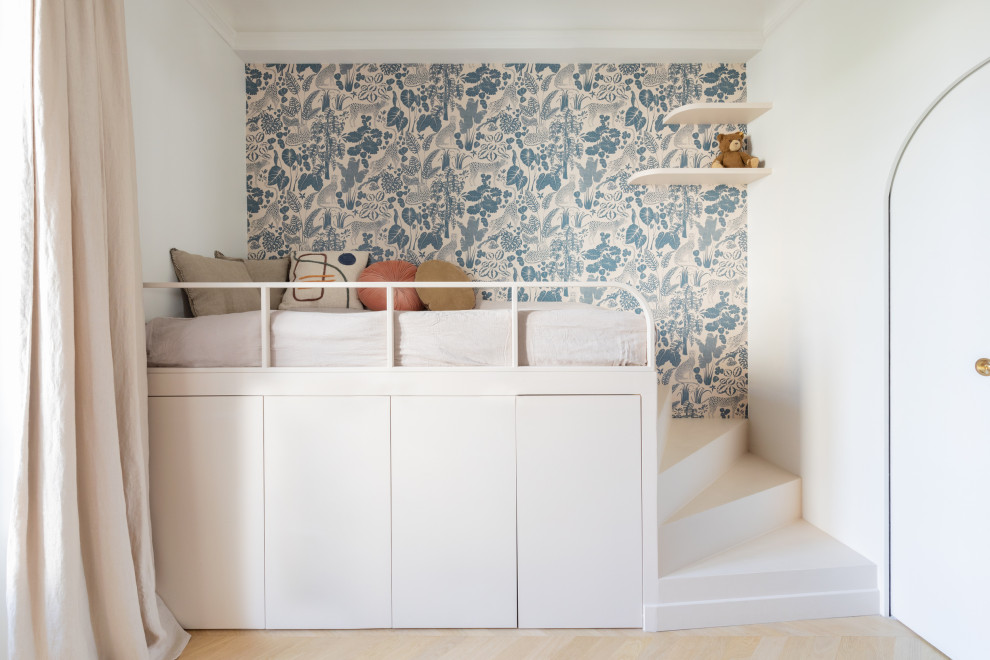 Photo of a contemporary kids' bedroom in Paris with a feature wall.