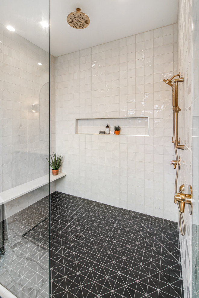 Foto på ett stort vintage vit en-suite badrum, med möbel-liknande, svarta skåp, ett fristående badkar, en kantlös dusch, en toalettstol med hel cisternkåpa, vita väggar, klinkergolv i keramik, granitbänkskiva, flerfärgat golv och med dusch som är öppen