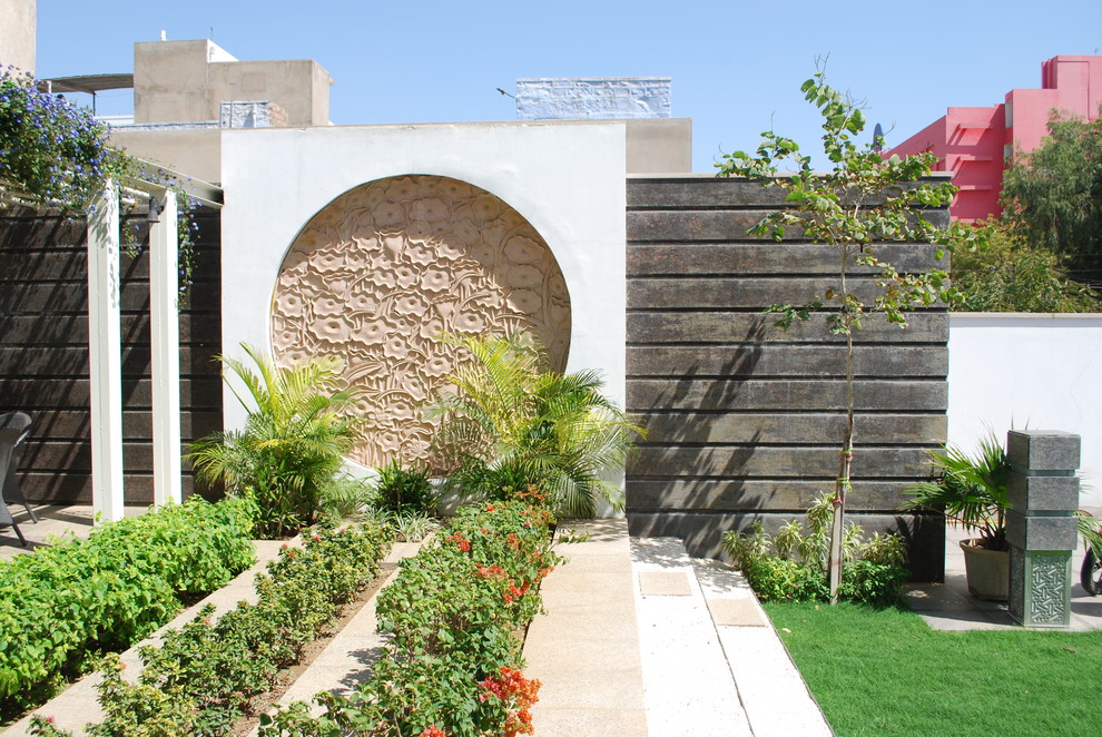 Design ideas for a contemporary backyard garden in Delhi.