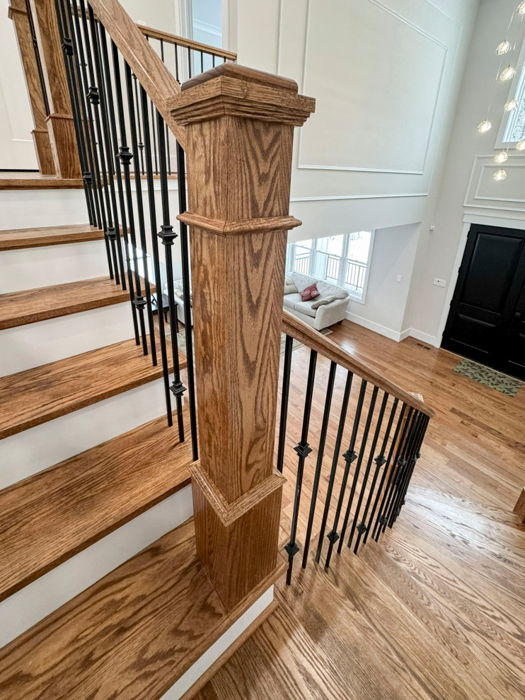 Imagen de escalera curva clásica renovada de tamaño medio con escalones de madera, contrahuellas de madera y barandilla de varios materiales