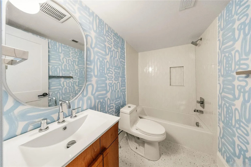 A total renovation blending natural textures and clean, modern design.