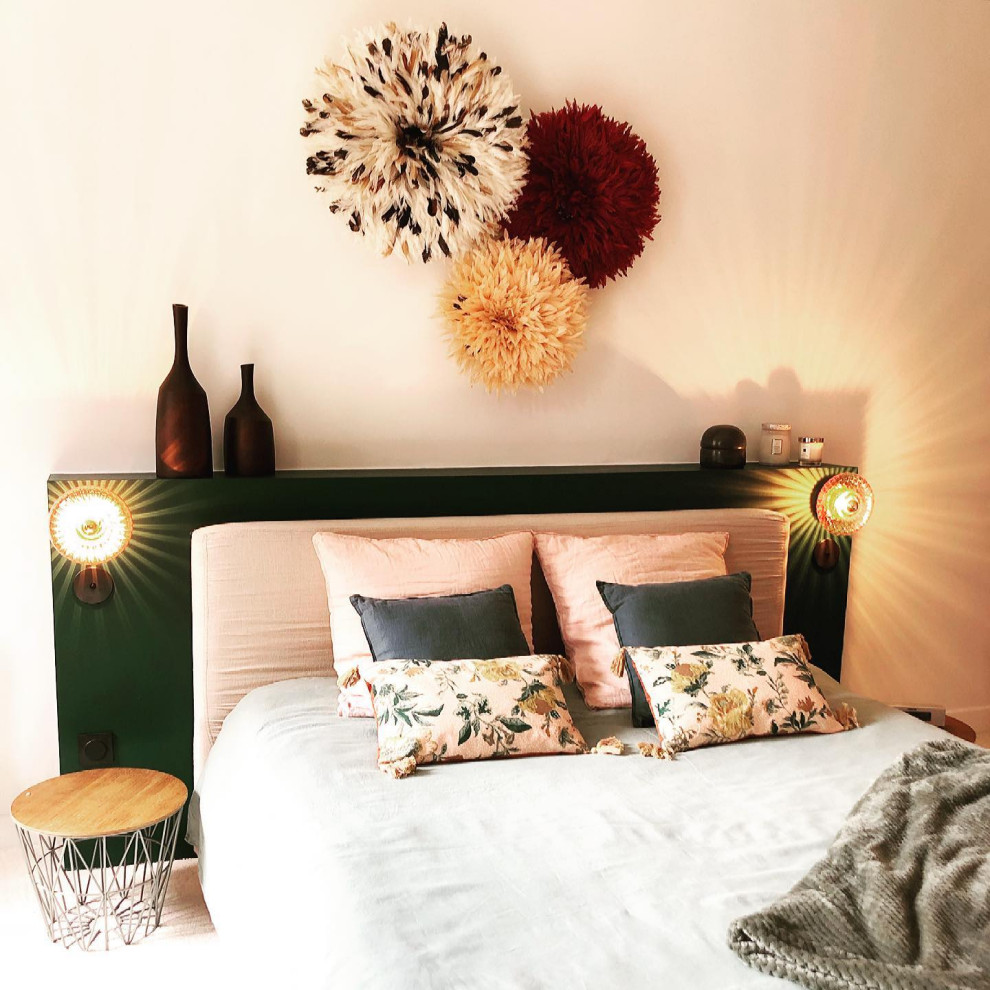 トゥールーズにある広いトロピカルスタイルのおしゃれな主寝室 (白い壁、カーペット敷き、標準型暖炉、石材の暖炉まわり、ベージュの床、表し梁、壁紙) のレイアウト