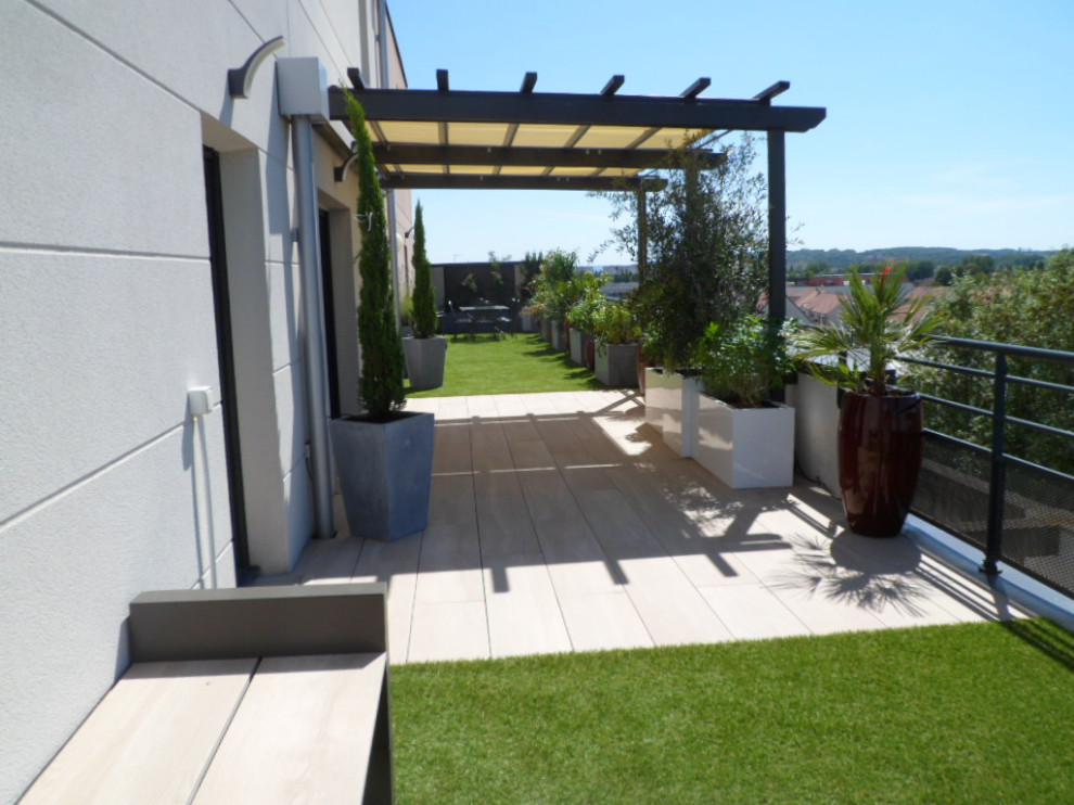 Diseño de patio contemporáneo con jardín de macetas, suelo de baldosas y pérgola