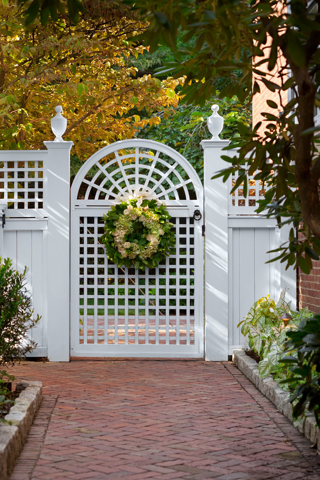 ボストンにあるお手頃価格の中くらいなトラディショナルスタイルのおしゃれな裏庭 (レンガ敷き、庭への小道) の写真