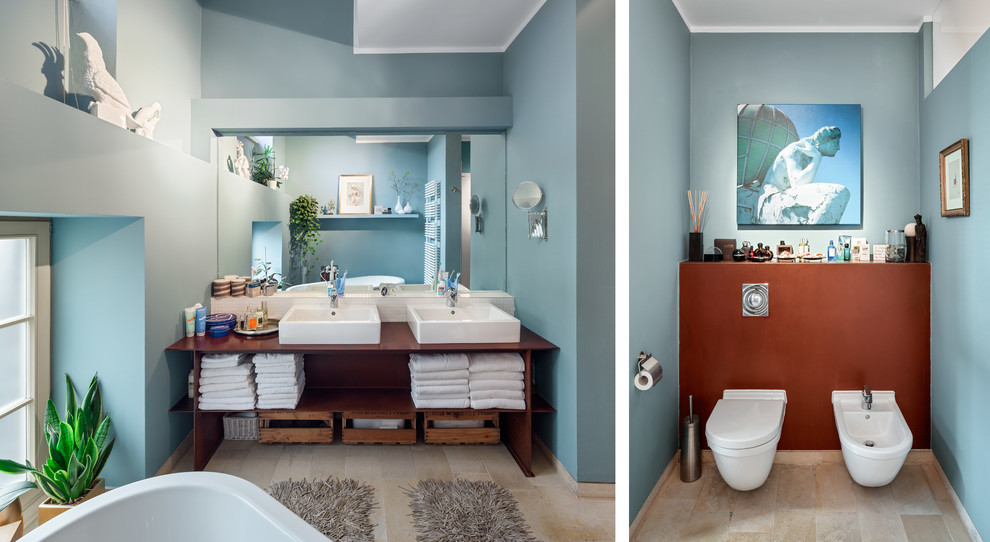 На фото: большая главная ванная комната в современном стиле с консольной раковиной, открытыми фасадами, синими фасадами, столешницей из меди, отдельно стоящей ванной, открытым душем, раздельным унитазом, бежевой плиткой, плиткой мозаикой, синими стенами и полом из известняка