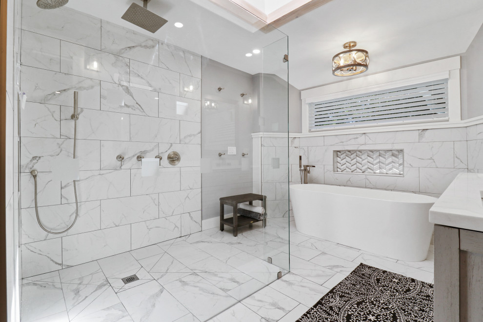 Inspiration för mellanstora maritima vitt en-suite badrum, med luckor med lamellpanel, grå skåp, ett fristående badkar, en dubbeldusch, svart och vit kakel, porslinskakel, grå väggar, klinkergolv i keramik, ett undermonterad handfat, granitbänkskiva, vitt golv och med dusch som är öppen