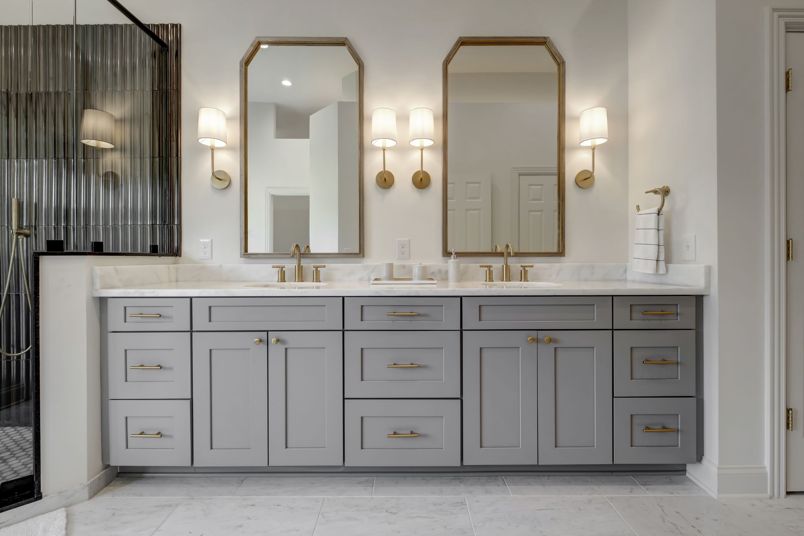 Elegant tile bath