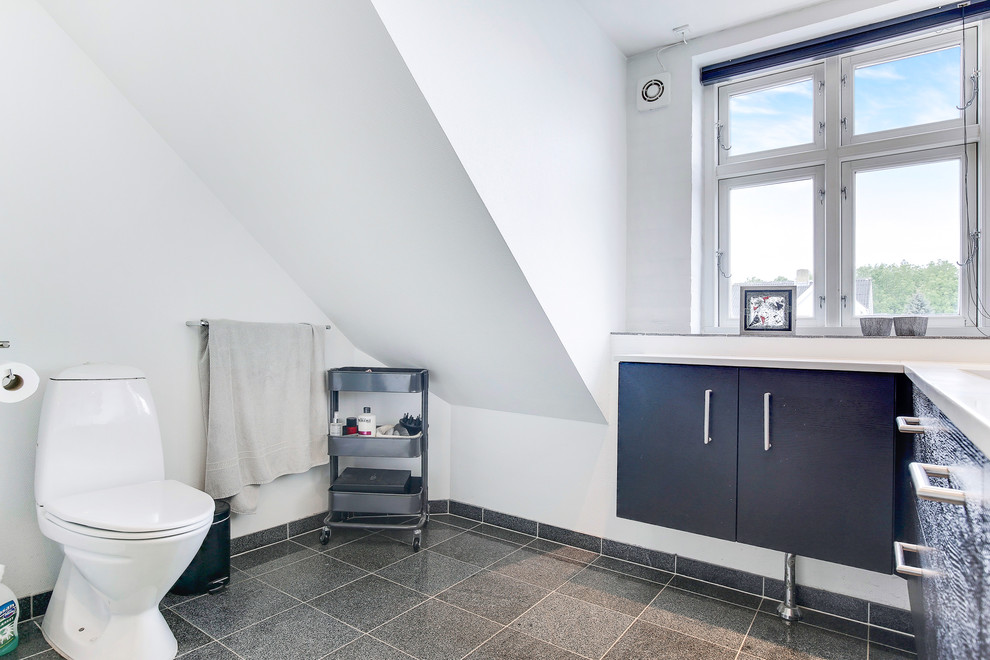 Design ideas for a transitional bathroom in Aalborg.