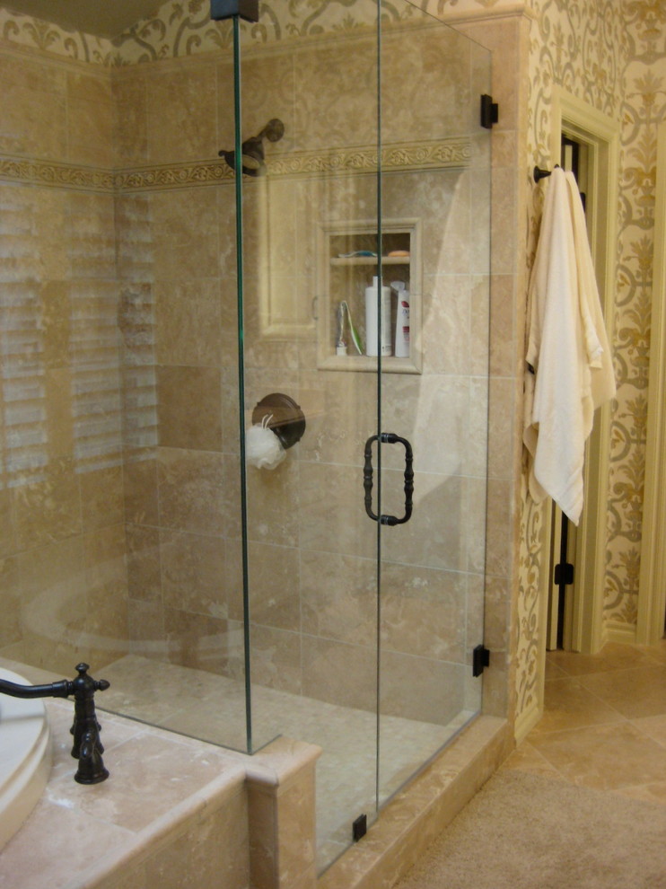 Idée de décoration pour une salle de bain tradition de taille moyenne.