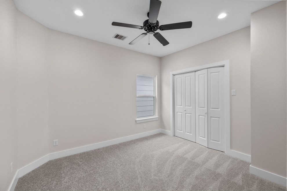 Bedroom - traditional bedroom idea in Houston