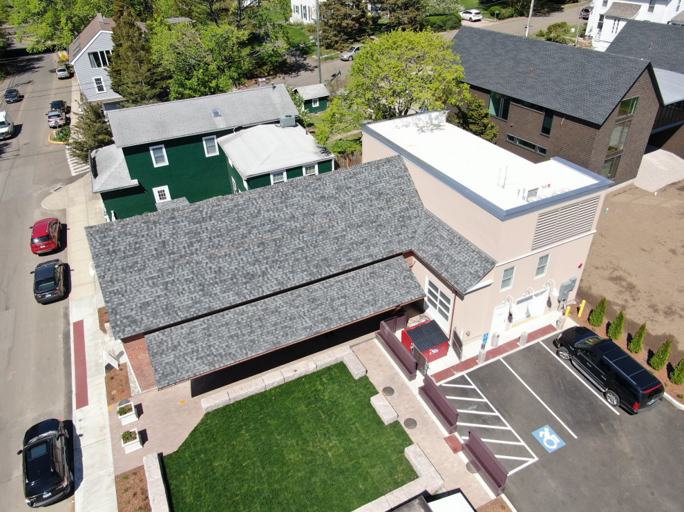 Großes, Zweistöckiges Modernes Einfamilienhaus mit Betonfassade, bunter Fassadenfarbe, Satteldach, Misch-Dachdeckung und grauem Dach in Bridgeport