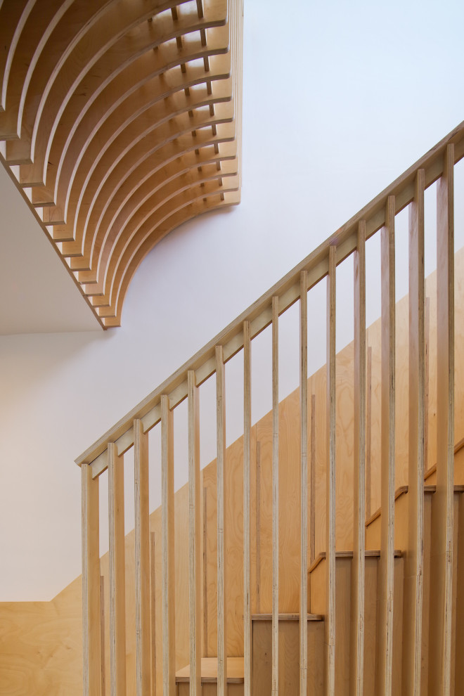 Kleine Skandinavische Treppe in U-Form mit Holz-Setzstufen und Holzwänden in London