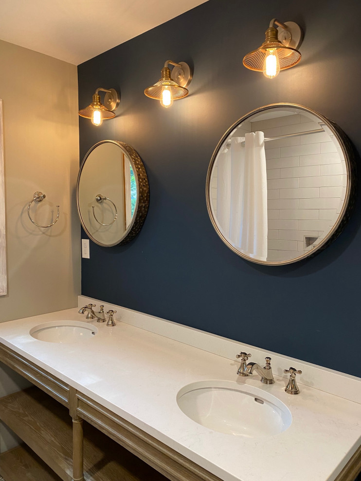 Cette photo montre une salle de bain bord de mer en bois clair de taille moyenne pour enfant avec un mur bleu, un sol en carrelage de céramique, un lavabo encastré, un plan de toilette en quartz modifié, un sol gris, un plan de toilette blanc, meuble double vasque et meuble-lavabo sur pied.