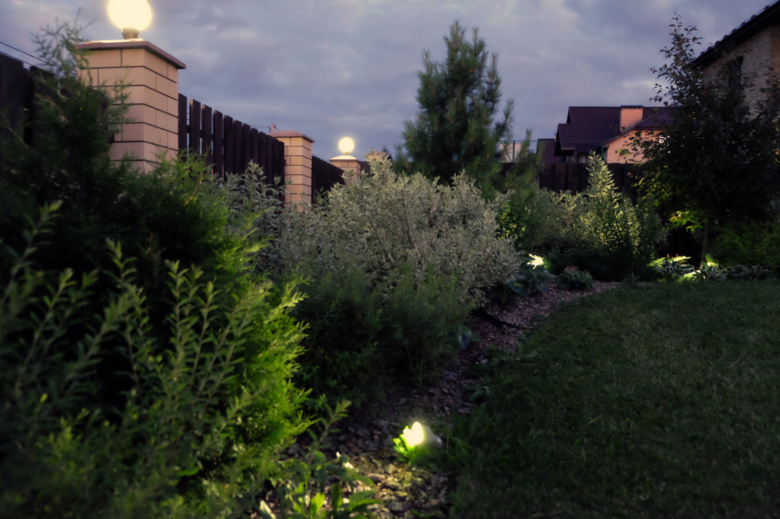 Сад с рельефом