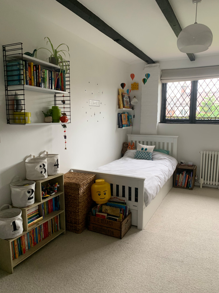 Foto på ett mellanstort funkis sovrum, med vita väggar, heltäckningsmatta och beiget golv