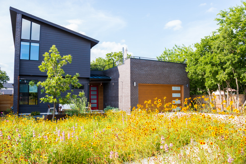 Immagine di un giardino minimalista esposto in pieno sole di medie dimensioni e davanti casa in primavera con ghiaia e recinzione in legno
