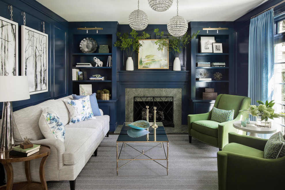 Mittelgroßes Klassisches Wohnzimmer mit blauer Wandfarbe, braunem Holzboden, Kamin, Kaminumrandung aus Stein, braunem Boden und Wandpaneelen in St. Louis