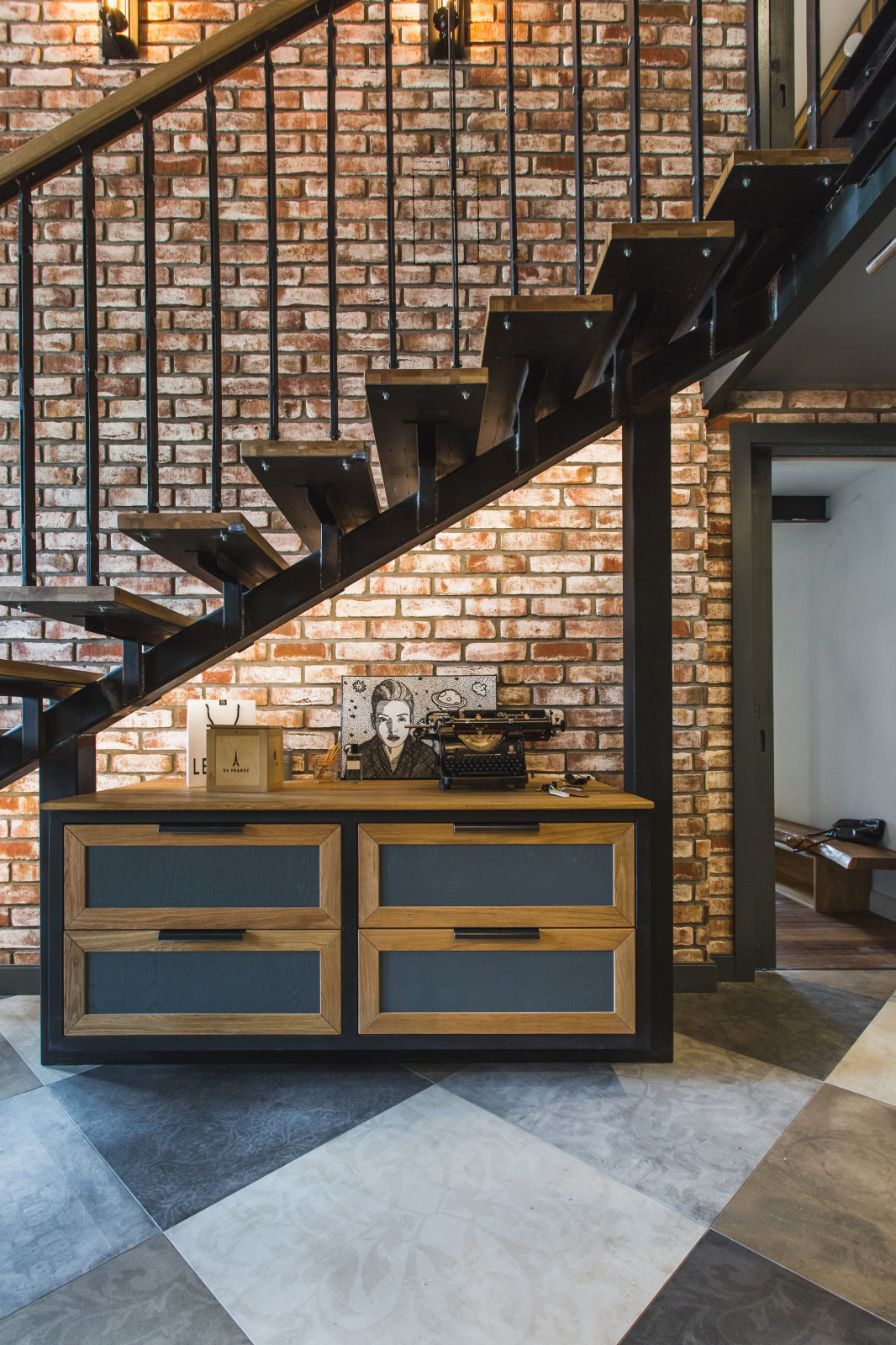 В гостях: Современный лофт, наполненный арт-объектами и музыкой