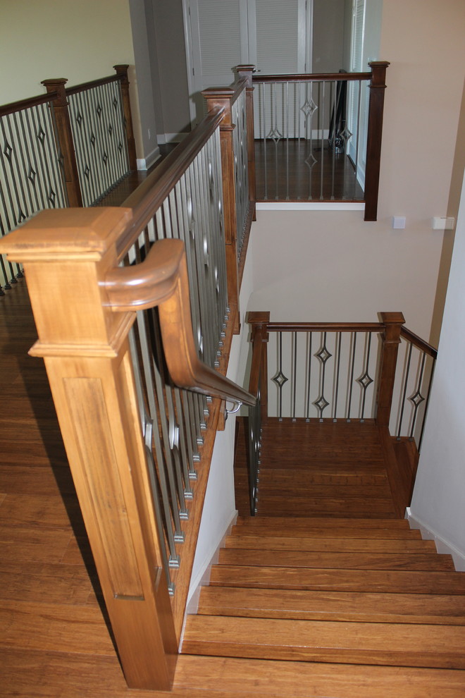 Modelo de escalera en L tradicional renovada de tamaño medio con escalones de madera, contrahuellas de madera y barandilla de metal