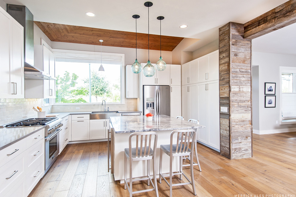 Transitional kitchen photo in Austin