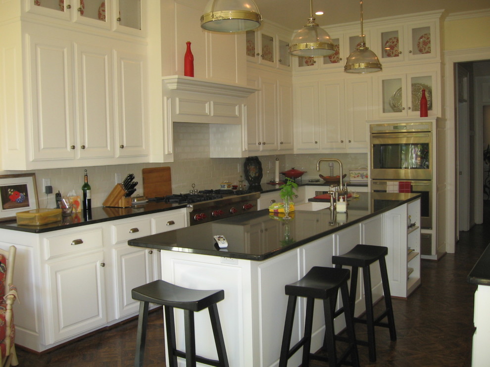 Design ideas for a traditional kitchen in Dallas.