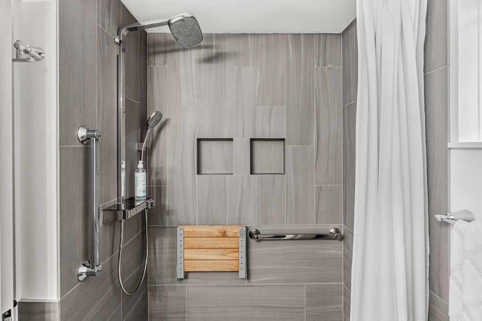 Cette photo montre une petite salle d'eau tendance en bois clair avec un placard à porte plane, une douche à l'italienne, un bidet, un carrelage gris, des carreaux de porcelaine, un mur blanc, un sol en carrelage de porcelaine, un lavabo intégré, un plan de toilette en surface solide, un sol gris, une cabine de douche avec un rideau, un plan de toilette blanc, un banc de douche, meuble double vasque et meuble-lavabo suspendu.