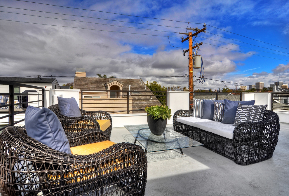 Transitional deck photo in Orange County