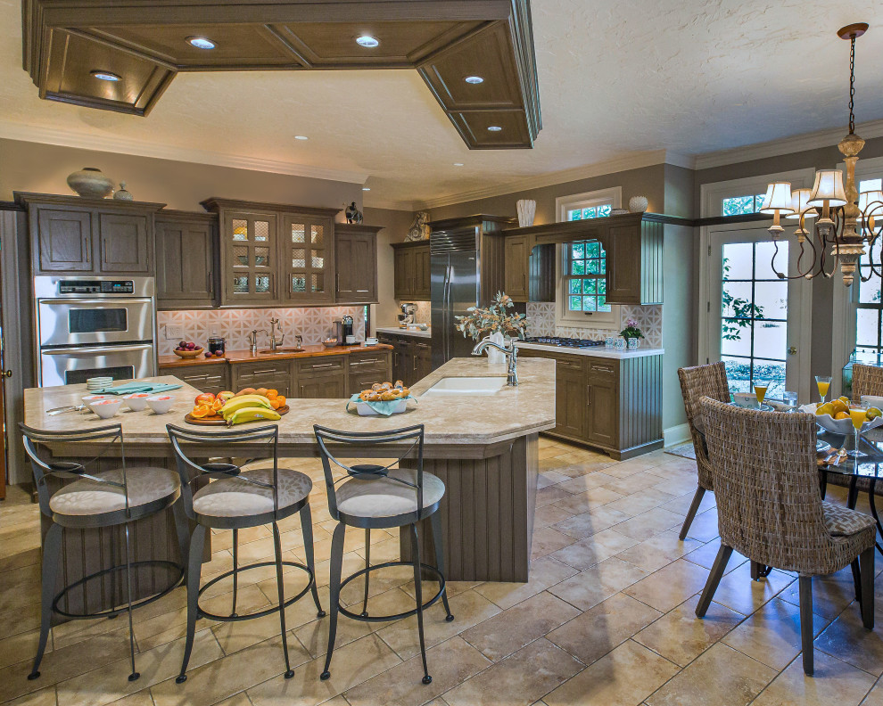 Bild på ett mellanstort flerfärgad flerfärgat kök, med en dubbel diskho, luckor med profilerade fronter, bruna skåp, bänkskiva i kalksten, flerfärgad stänkskydd, stänkskydd i marmor, rostfria vitvaror, klinkergolv i keramik, en köksö och flerfärgat golv