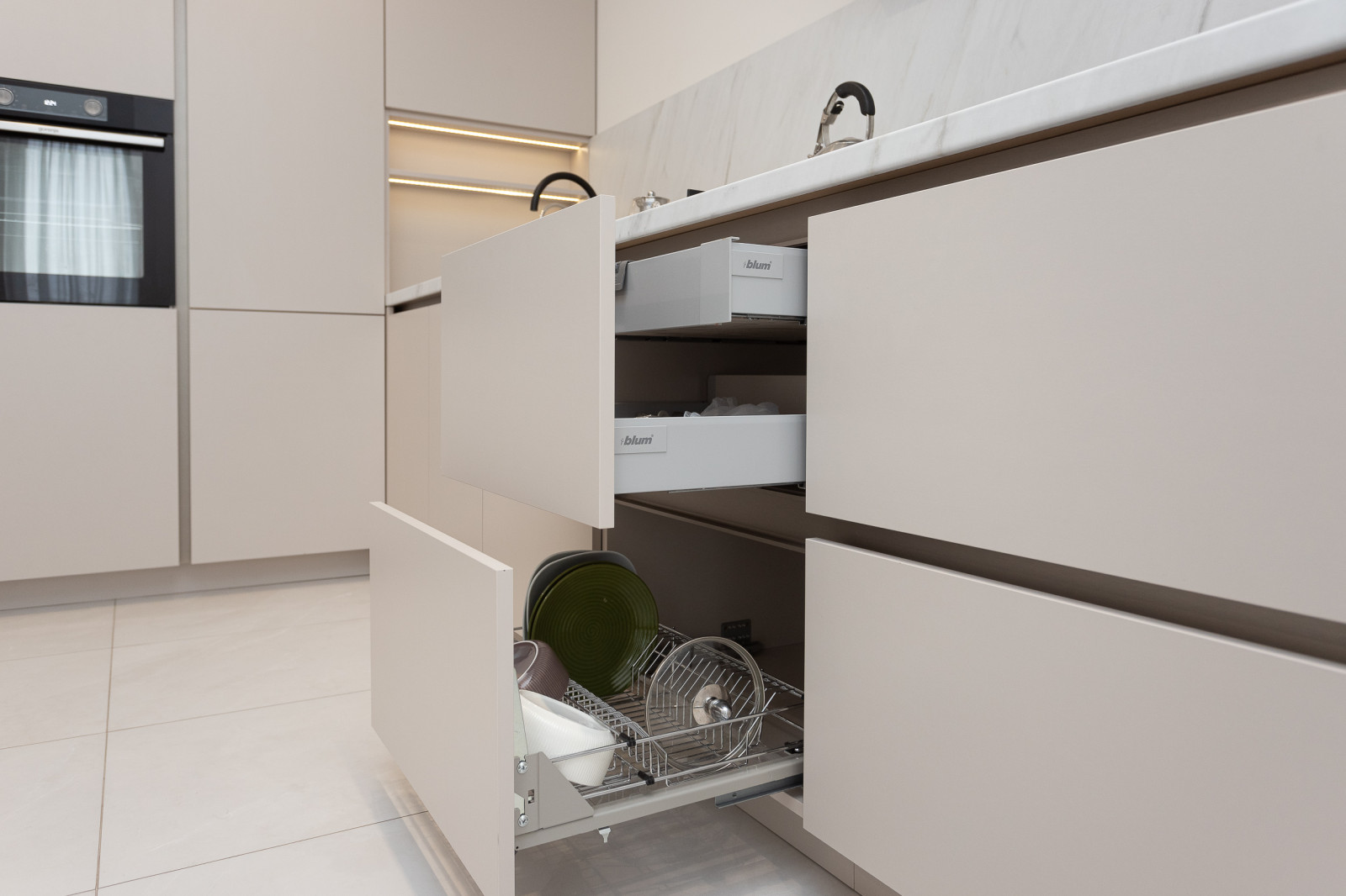 Современная кухня в цвете кашемир