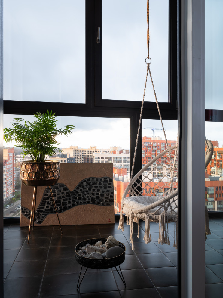 Пример оригинального дизайна: балкон и лоджия среднего размера в средиземноморском стиле с стеклянными перилами в квартире