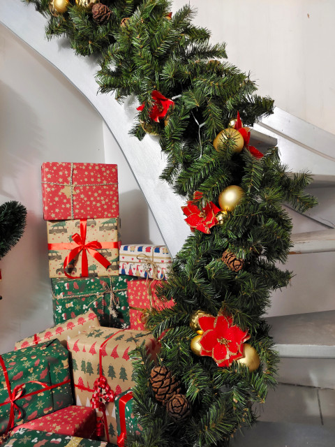 Un Padre e un'Arredatrice Decorano di Nascosto la Casa a Natale