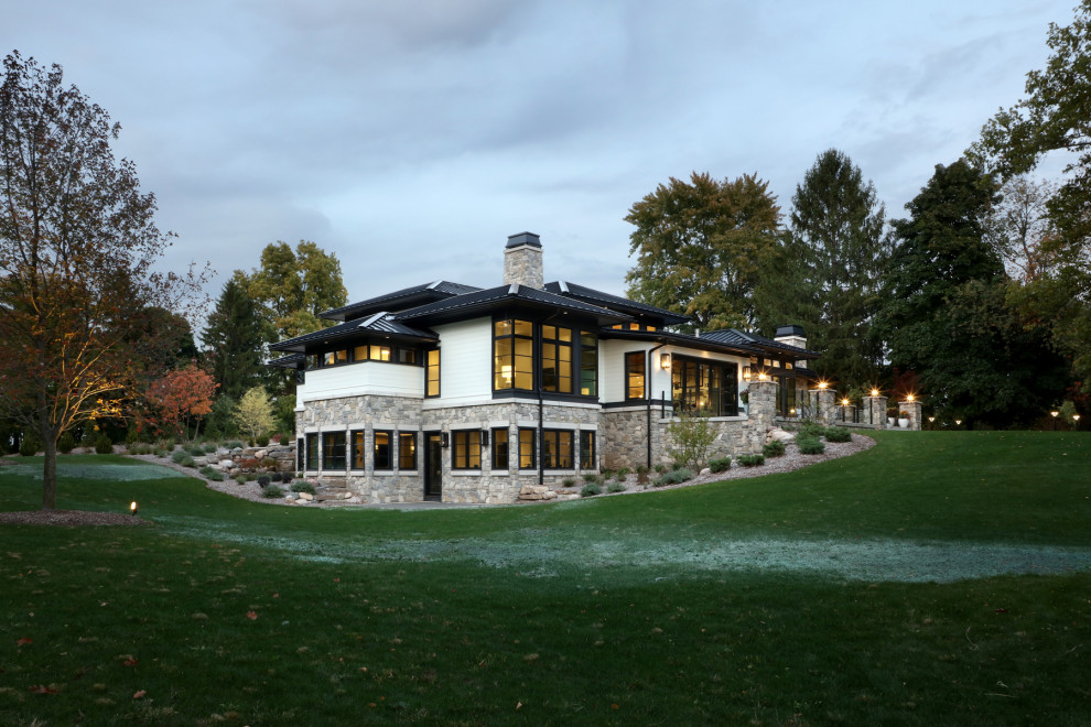 Пример оригинального дизайна: большой, двухэтажный, белый частный загородный дом в современном стиле с комбинированной облицовкой, вальмовой крышей, металлической крышей и черной крышей