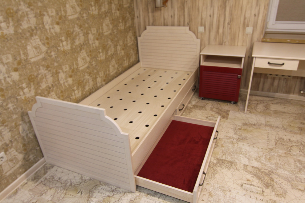 Идея дизайна: нейтральная детская среднего размера в средиземноморском стиле с спальным местом, бежевыми стенами, пробковым полом, бежевым полом, любым потолком и обоями на стенах для ребенка от 4 до 10 лет