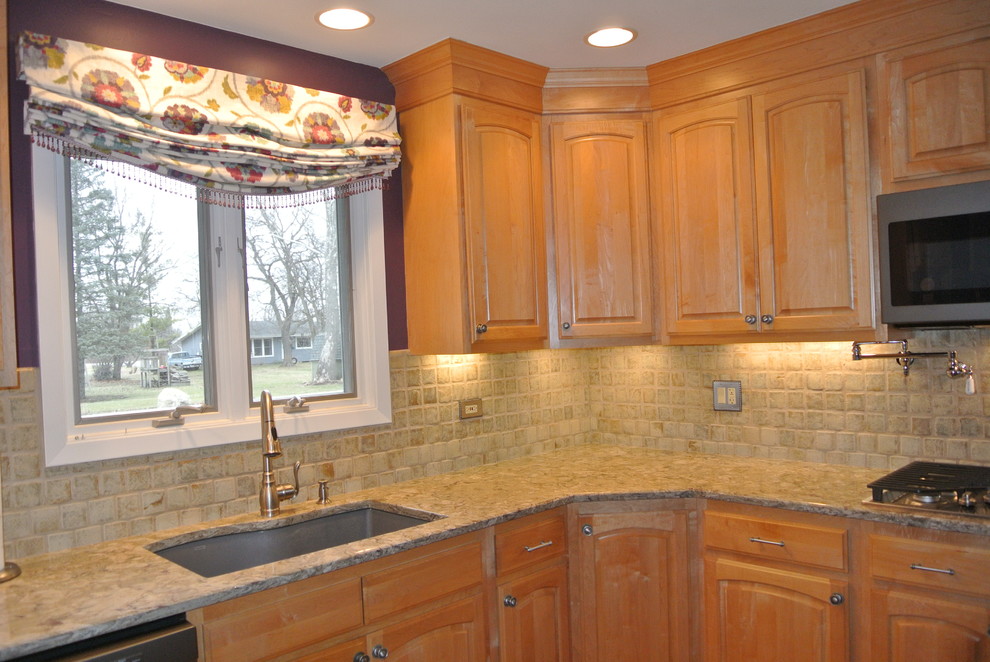 Inspiration for a mid-sized transitional l-shaped kitchen remodel in Chicago with quartz countertops