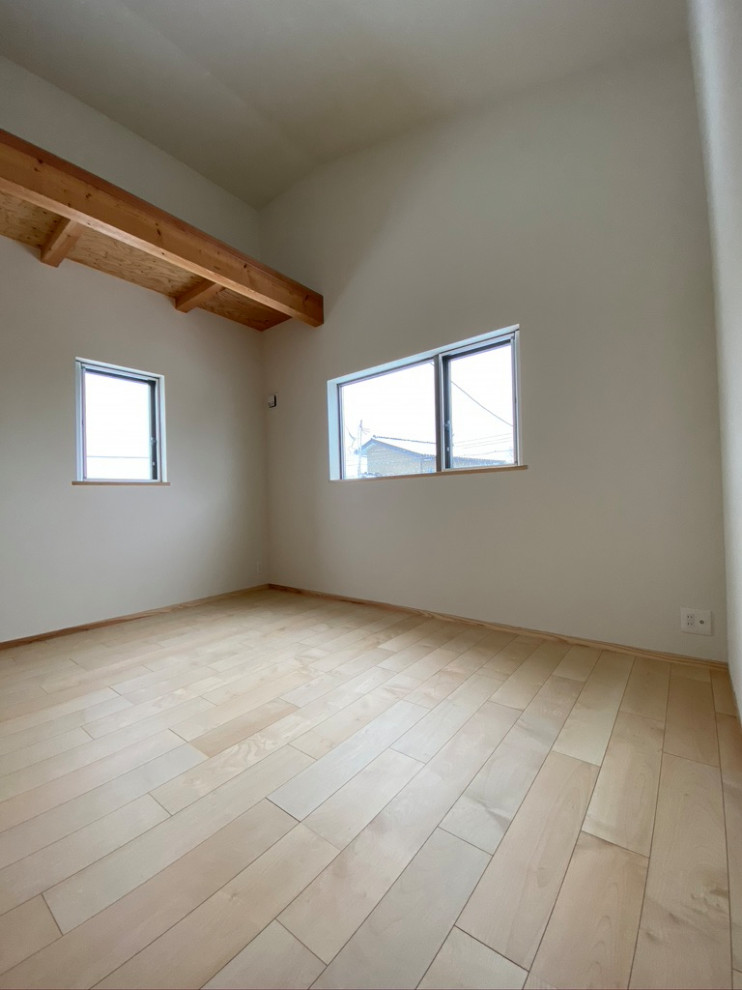Modelo de dormitorio tipo loft y blanco minimalista de tamaño medio con paredes blancas, suelo de contrachapado, suelo beige, techo inclinado y papel pintado