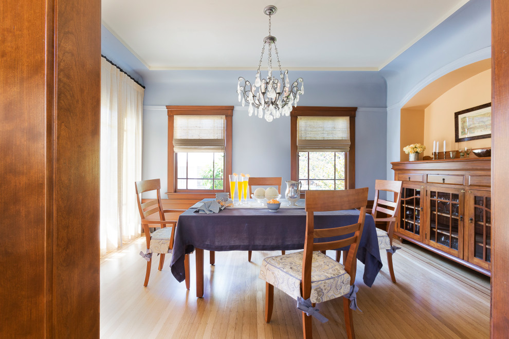 Idée de décoration pour une petite salle à manger tradition fermée avec un mur bleu, parquet clair, aucune cheminée, un plafond décaissé, boiseries et un sol beige.