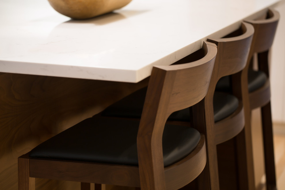 Eat-in kitchen - mid-sized transitional l-shaped light wood floor and brown floor eat-in kitchen idea in Seattle with an undermount sink, shaker cabinets, white cabinets, quartz countertops, multicolored backsplash, marble backsplash, stainless steel appliances and an island