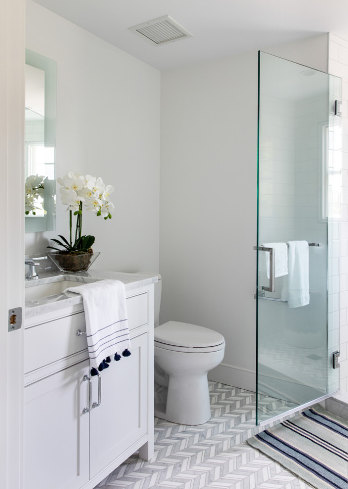 Inspiration för mellanstora moderna en-suite badrum, med vita väggar och ett undermonterad handfat