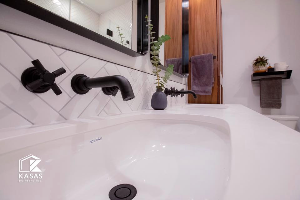 Photo of a small midcentury master bathroom in San Francisco with shaker cabinets, light wood cabinets, a two-piece toilet, white tile, ceramic tile, white walls, ceramic floors, an undermount sink, engineered quartz benchtops, black floor, a hinged shower door, white benchtops, a shower seat, a double vanity and a built-in vanity.