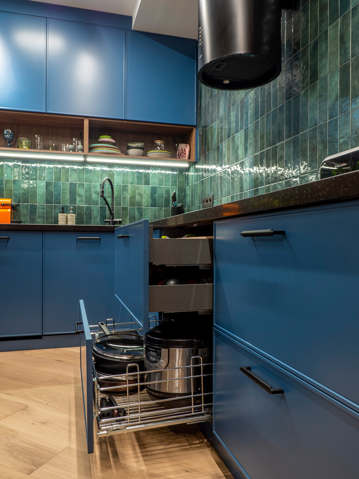 Кухня в современном стиле со встроенным аквариумом